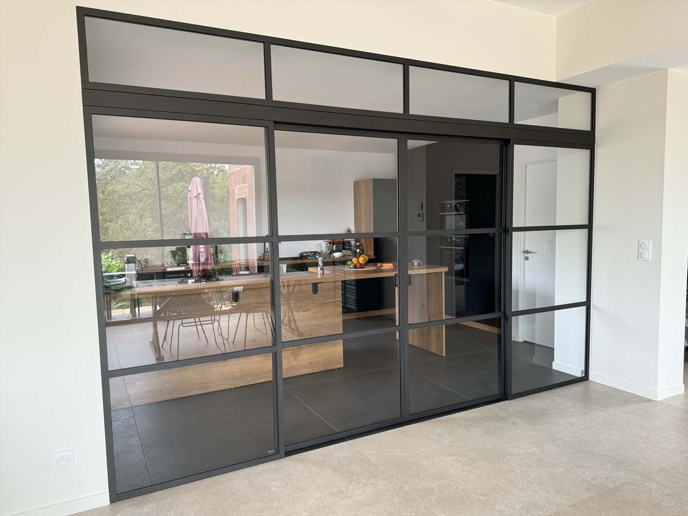 Cloison vitrée style verrière en métal noir